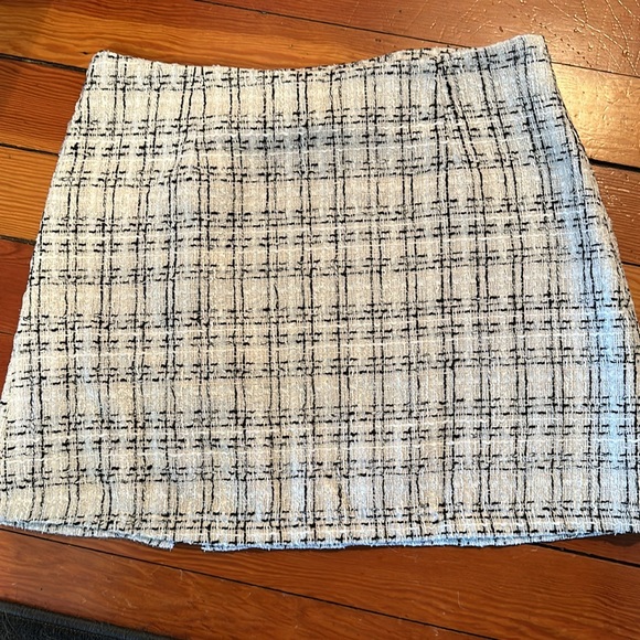White with black stitching tweed miniskirt, brand new, never worn - Picture 3 of 5